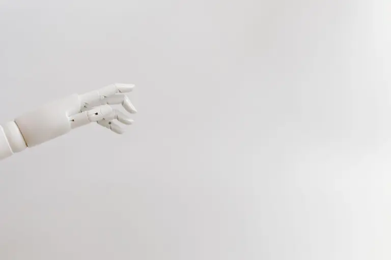 Makale botu kavramını temsil eden beyaz robot el