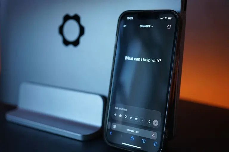 Telefon ekranında yapay zekâ sohbet arayüzüyle makale yazma